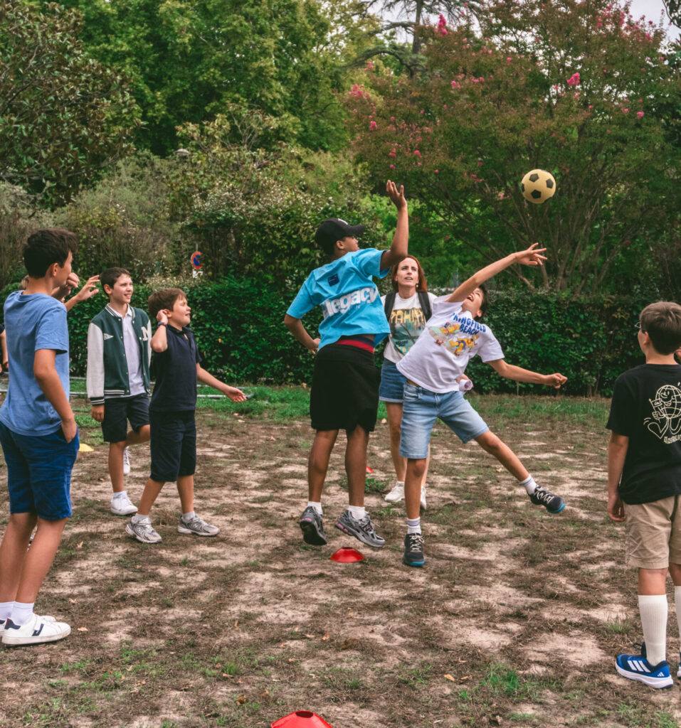 Collégiens pratiquant une activité sportive en extérieur, Groupe Scolaire Jeanne d'Arc Assomption Pessac